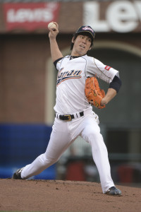 Dodgers make signing of Japanese pitcher Kenta Maeda official