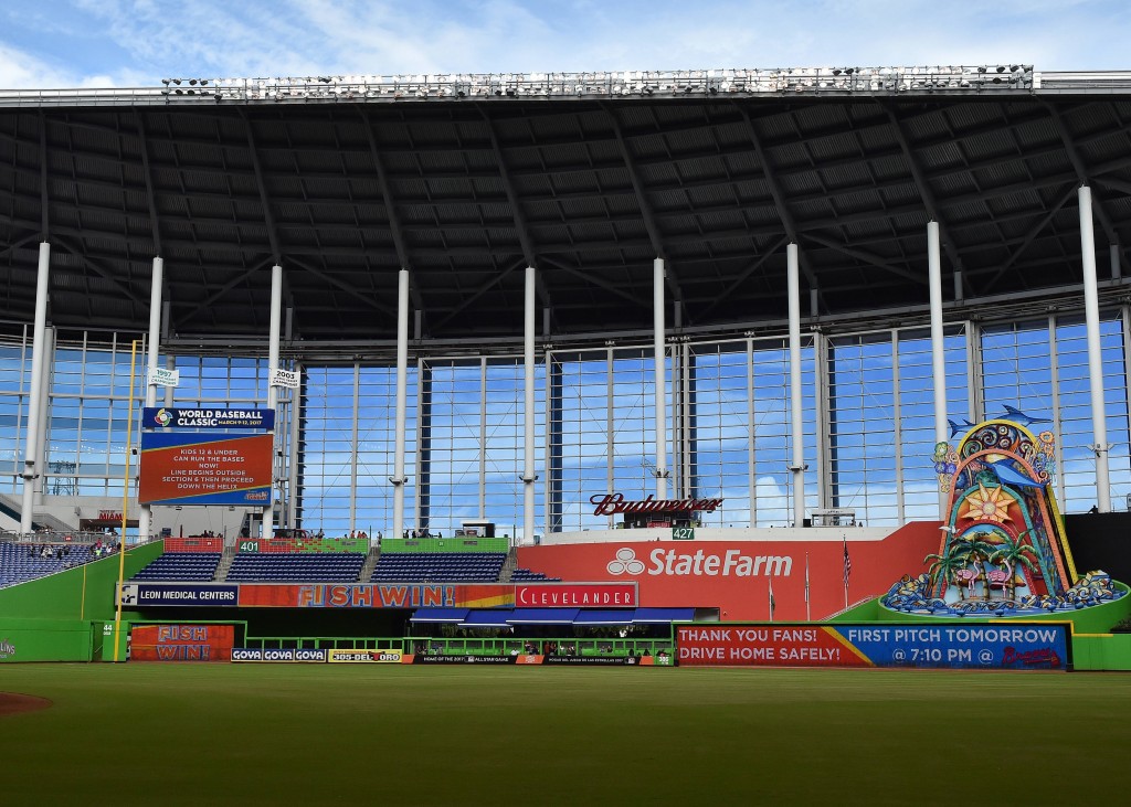 Tom Glavine Joins Tagg Romney's Team in Bid for Miami Marlins - Bloomberg