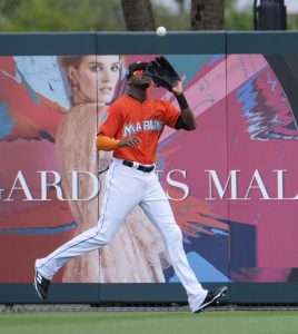 Van Slyke makes catch, cuts down Yelich 