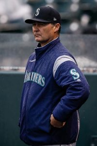 Mariners give manager Servais extension 