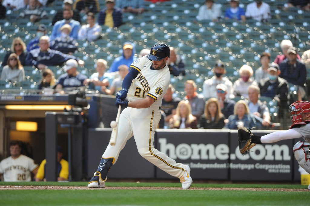 Reds 7, Brewers 3: Third baseman Travis Shaw suffers dislocated shoulder