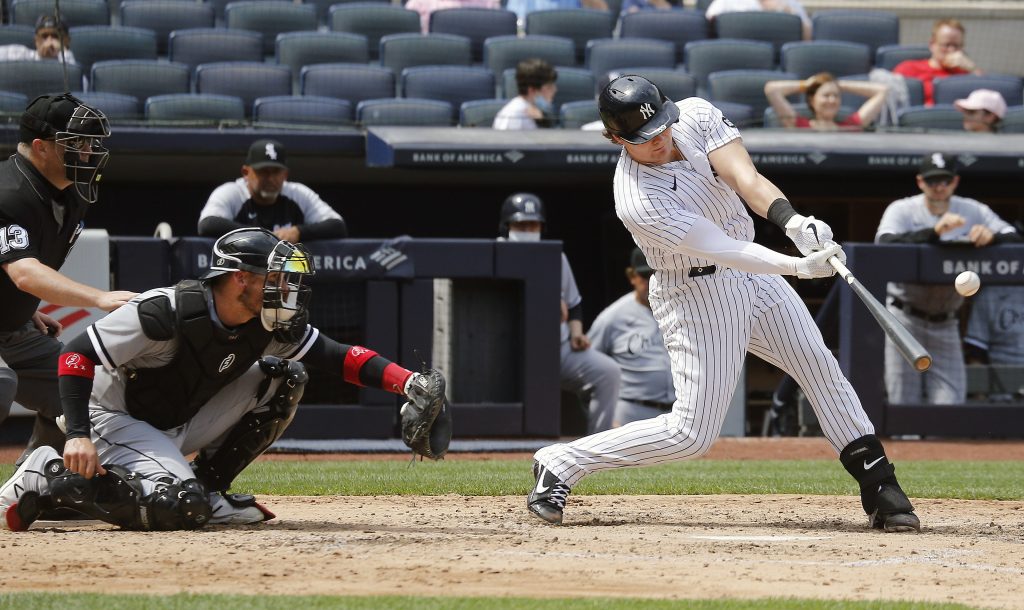 Mitch Haniger forced to leave Mariners game after fouling a ball off his  knee