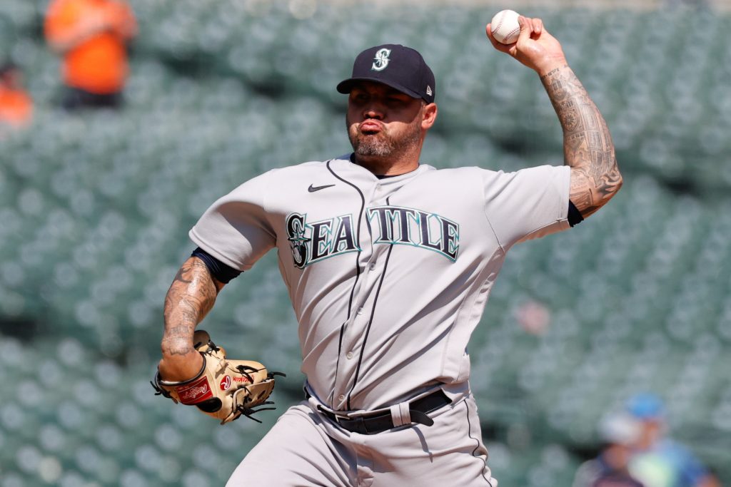 Mariners' reliever ejected after glove inspection