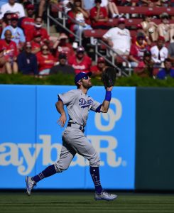Dodgers' Chris Taylor to be placed on injured list with fractured