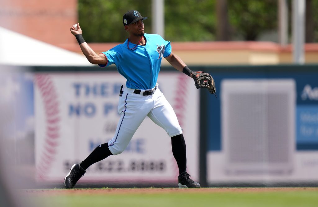 Indians trade Erik Gonzalez to Pirates as part of five-player deal