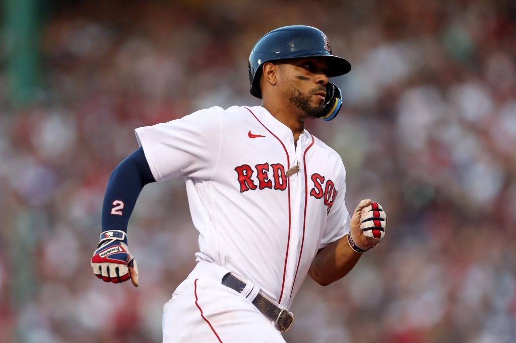 Former Red Sox star Jason Varitek surprises fan at amusement park