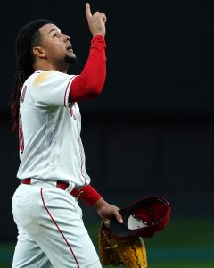 Luis Castillo throws 7 strong innings, Mike Ford clears bases in 9