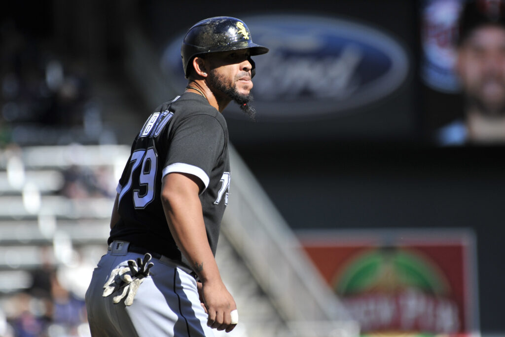 White Sox 3B Moncada to miss 3 weeks with strained oblique