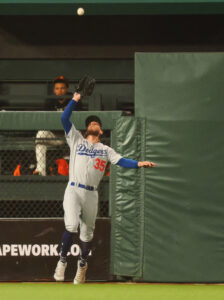 WATCH: Kike Hernandez shows off his dance moves in Dodgers dugout