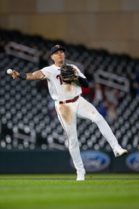 New father Gio Urshela's 10th-inning walk-off homer for Twins