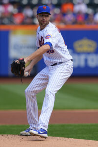 Jacob deGrom throwing after early Rangers injury scare