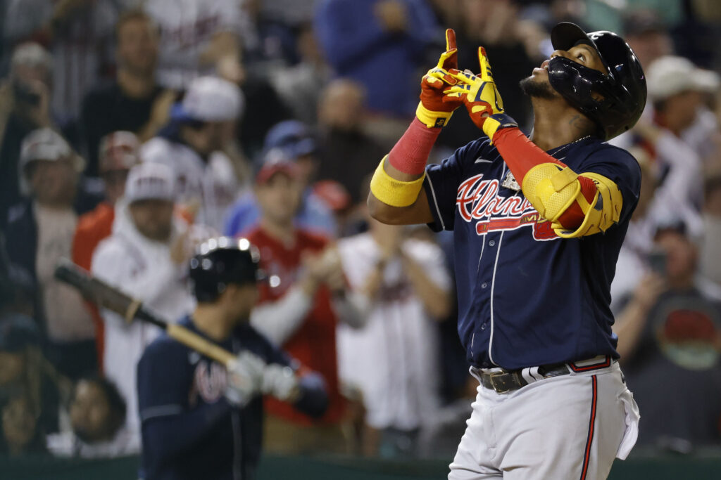 Braves boost outfield with additions of Rosario, Dickerson