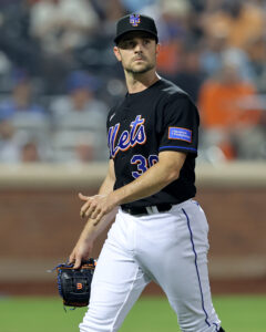 Mets trade reliever David Robertson to Marlins for 2 minor
