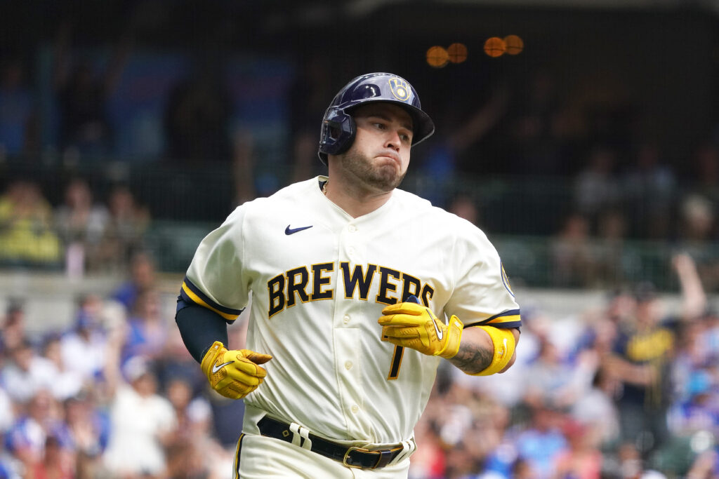 Brewers address catching depth, acquire Caratini from Padres