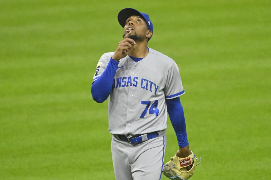 Royals trade Jose Cuas to the Cubs for outfielder Nelson Velázquez - Royals  Review