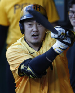 Rays' Choi Ji-man draws 2 walks off the bench in wild World Series victory