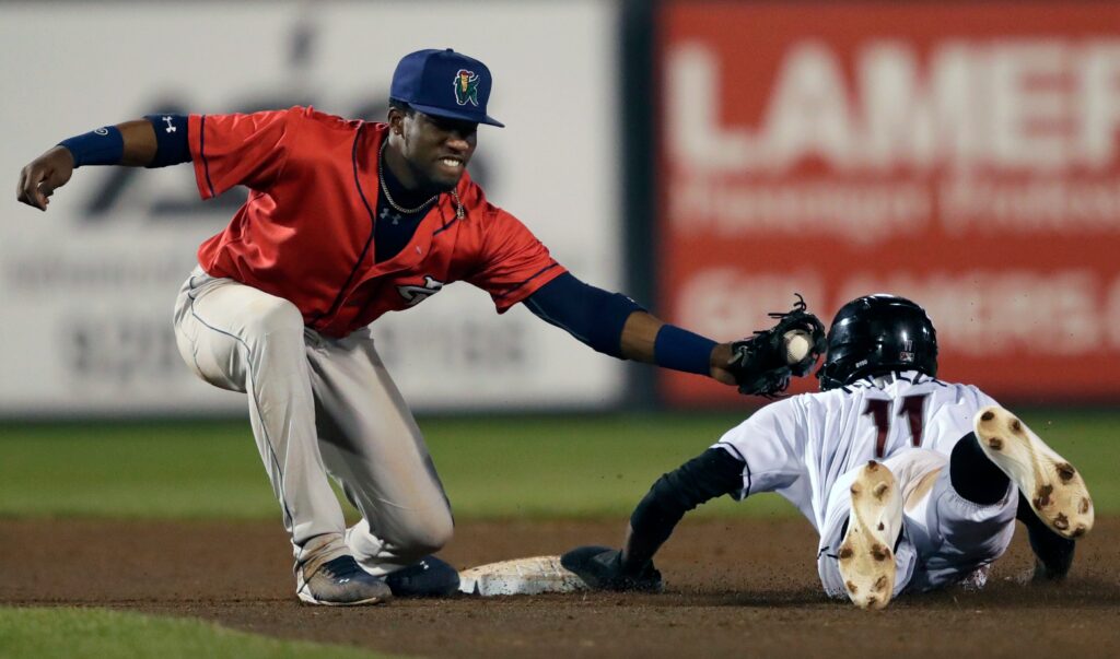 Twins Select Jair Camargo, Yunior Severino