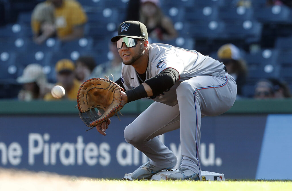 Royals sign Yuli Gurriel