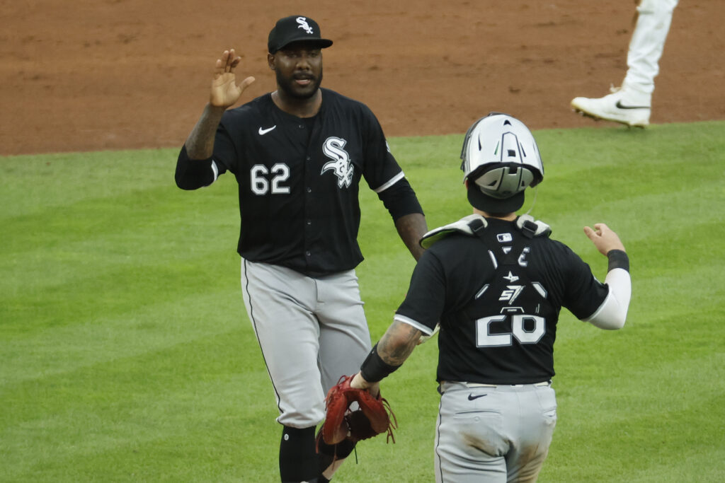 Braves Sign Enyel De Los Santos To Minor League Deal