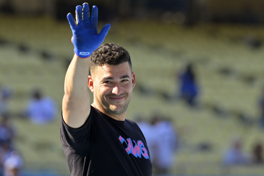 Padres To Sign Jose Iglesias