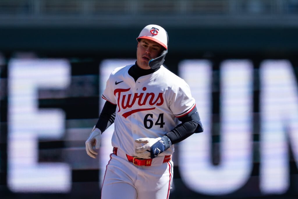 Padres To Sign Jose Miranda To Minor League Deal