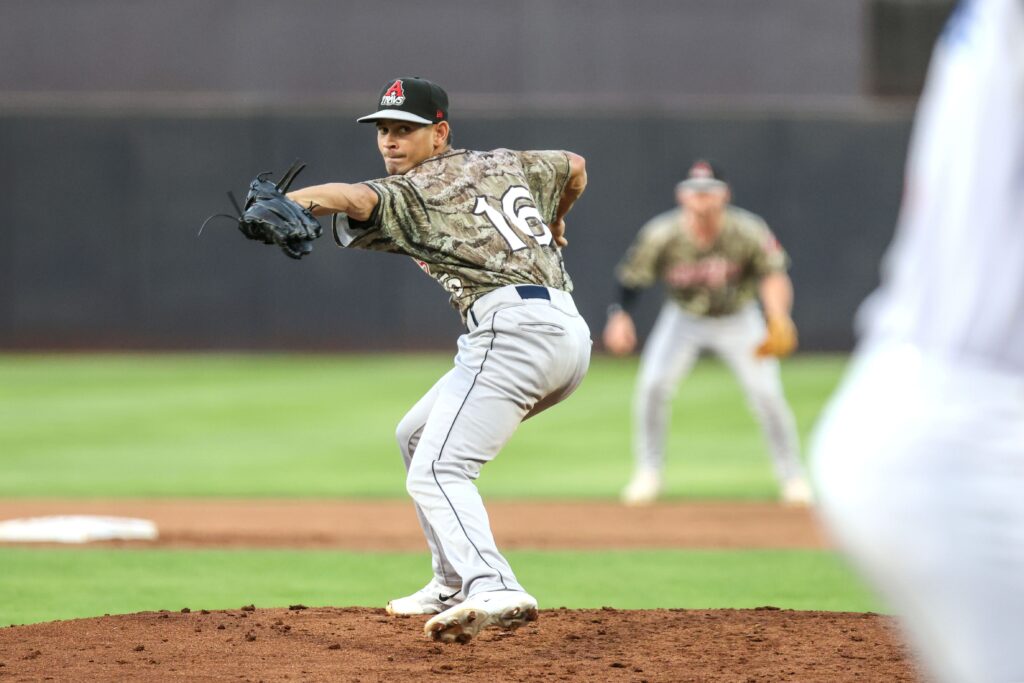 Mariners To Promote Blas Castano