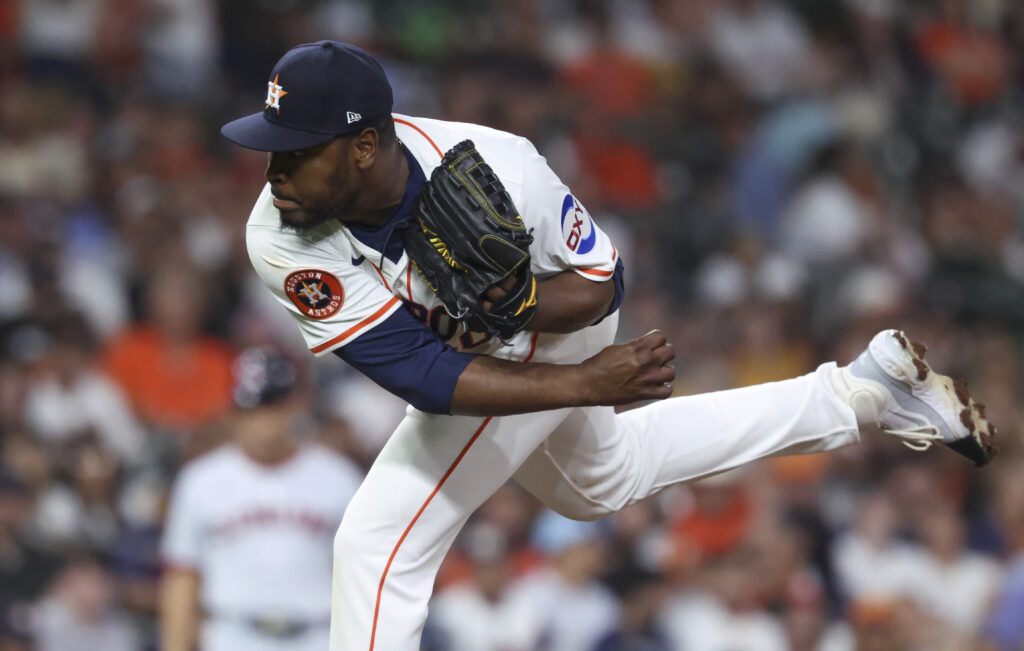 Hector Neris Elects Free Agency