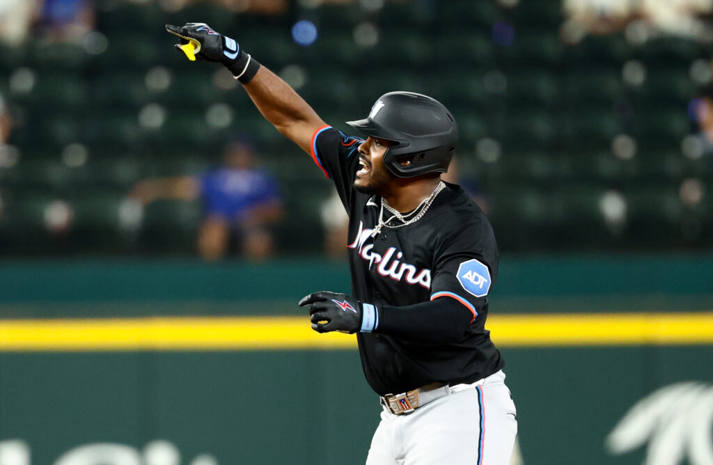 Marlins Re-Sign Brian Navarreto To Minor League Deal