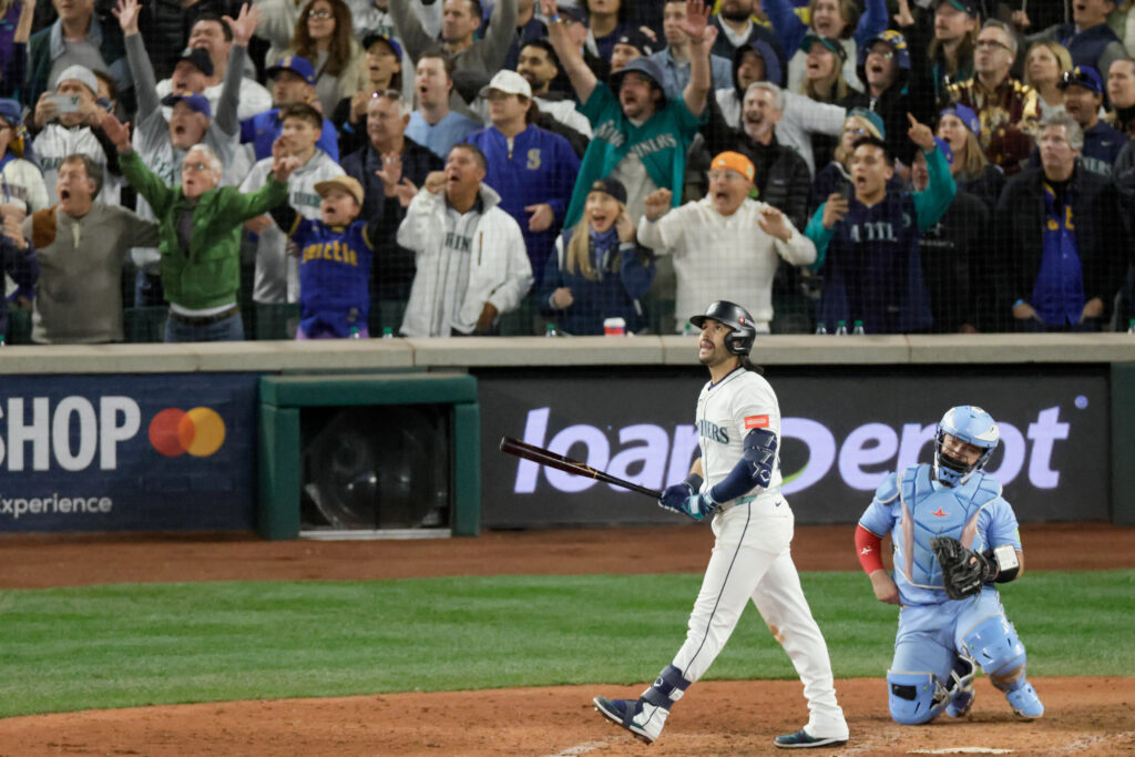 Red Sox Have Had Talks With Eugenio Suarez