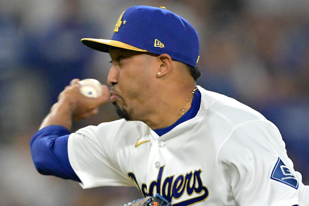 Dodgers Place Edwin D&iacute;az On IL With Right Elbow Loose Bodies