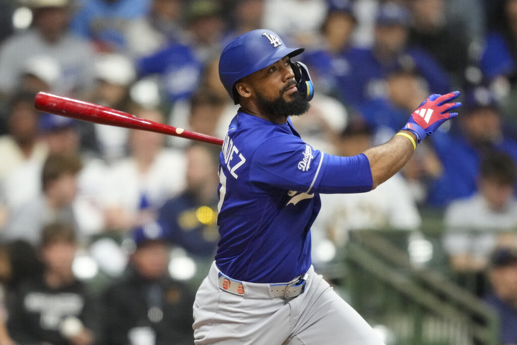 Teoscar Hern&aacute;ndez Leaves Game With Hamstring Strain